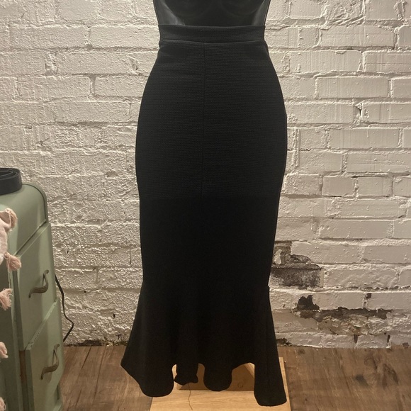 $10 NWT Sirens Mermaid Flare Black Midi Skirt - Picture 2 of 4
